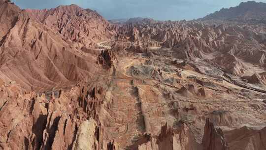 俯瞰壮观的新疆天山大峡谷红色丹霞地貌全景