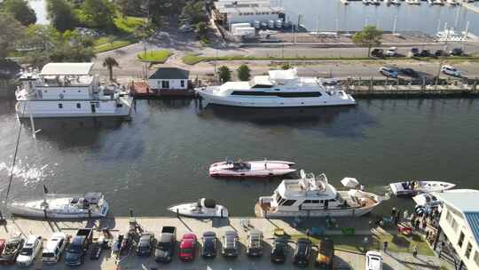 新奥尔良港口的大型渡轮、游艇和快艇——空中拍摄