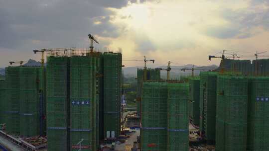 城市建设地产开发施工建筑工地吊塔日落