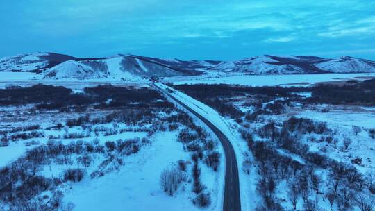 大兴安岭林区冬季晨曦雪景道路运输