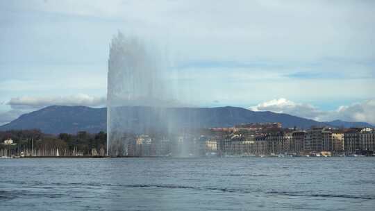 经过瑞士的日内瓦喷泉和渡轮