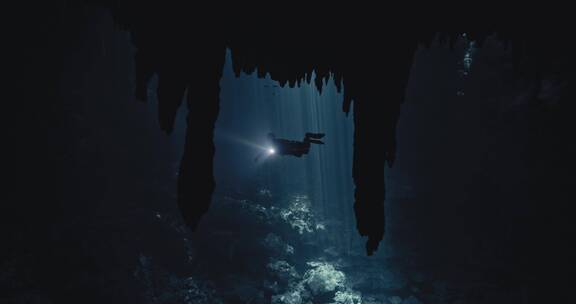 潜水员在海底潜水的水下拍摄