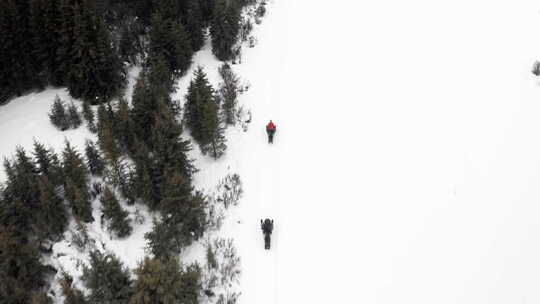 鸟瞰无人机拍摄的两人雪地摩托