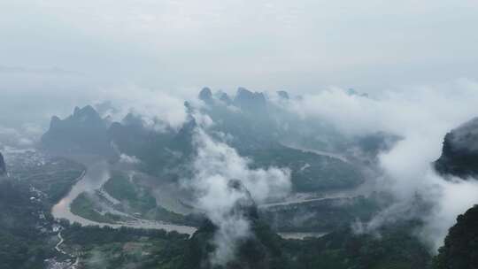 云雾缭绕的桂林山水漓江早晨云海