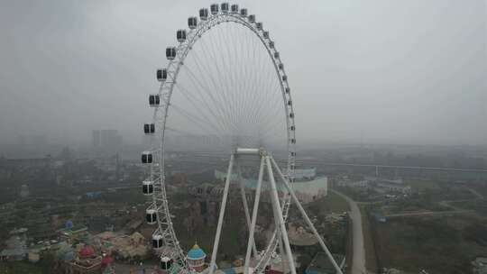 雾天中的游乐园摩天轮全景