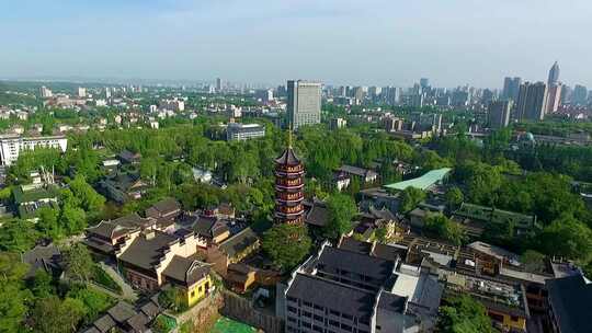 城市中湖景风光的鸟瞰全景