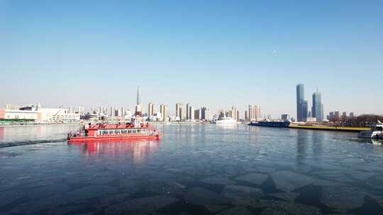 冬季海河冰面游船城市旅游风光