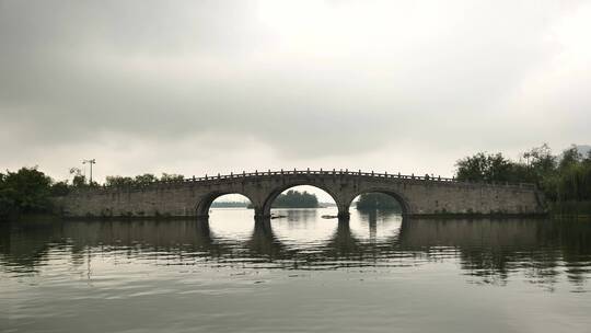 杭州萧山湘湖水面看到的石拱桥视频素材模板下载