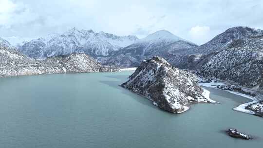 西藏昌都然乌湖和雪山雪地森林湖泊雪景航拍