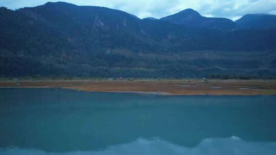 水湖和山脉未受污染的北部景观，鳞状唾液和