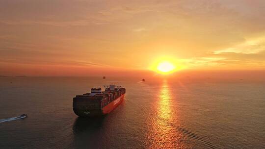 山东青岛海洋货轮货运轮船海上日出视频素材模板下载