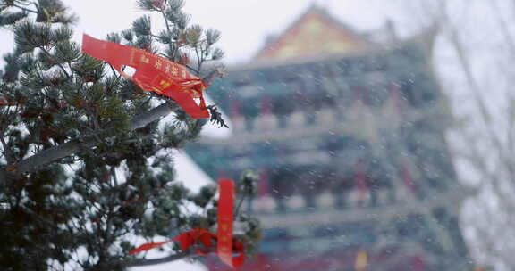 冬季雪中传统建筑祝福祈祷牌许愿树