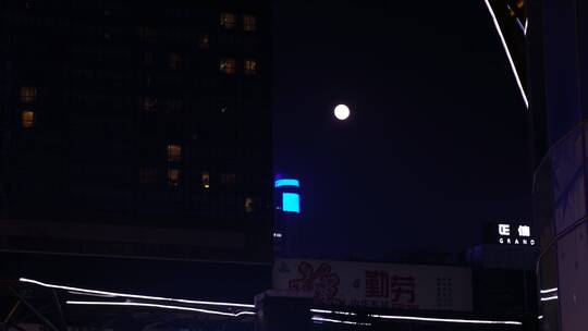夜晚月亮街道行人上下班