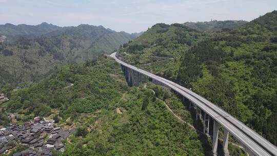 航拍横跨山谷的高架桥