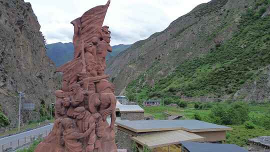 川西夹金山中的夹金村红军雕塑
