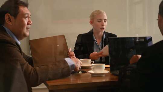 一位女商人与她的客户交谈