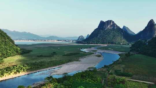 阳光下桂林山谷中的河流草地和露营基地