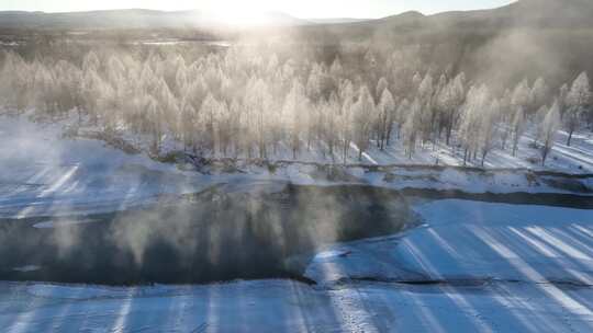 大兴安岭冬季冰河雪林冻雾阳光