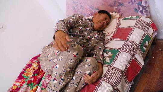 中老年人膝关节风湿病疼痛无法入睡