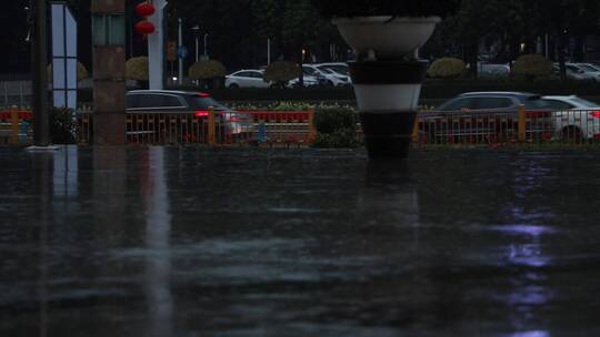 雨中的城市道路