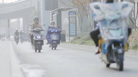 都市平凡生活马路上骑电动车的人纪录片