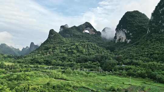 云雾缭绕的桂林阳朔月亮山景区风光