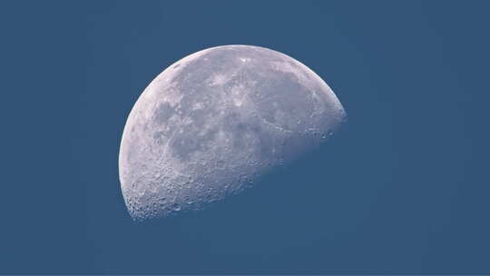 早晨日出前白天的月亮月球视频素材模板下载