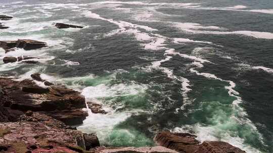 海浪撞击岩石海岸