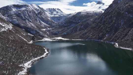 航拍雪后的川西贡嘎山乡雪山海子风光