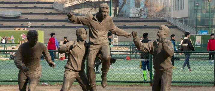 足球雕塑五里河踢球少年中国冲出亚洲福地