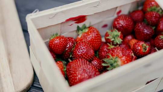一筐新鲜的草莓