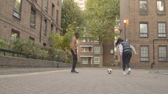 情侣在户外踢足球