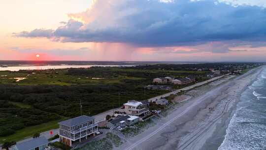 日落时分的维拉诺海滩，岸边的房子和海浪拍