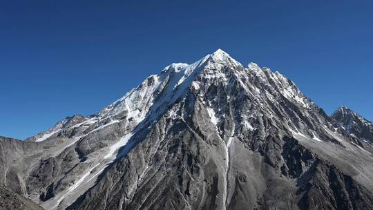 川西蓝天下的雅拉雪山