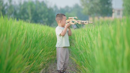 儿童在水稻田-玩耍
