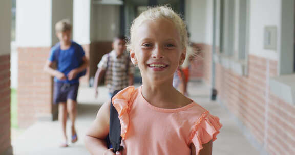 快乐的高加索女孩站在学校走廊的视频