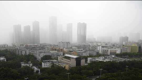 夏季超大暴雨雨幕由远及近变化延时