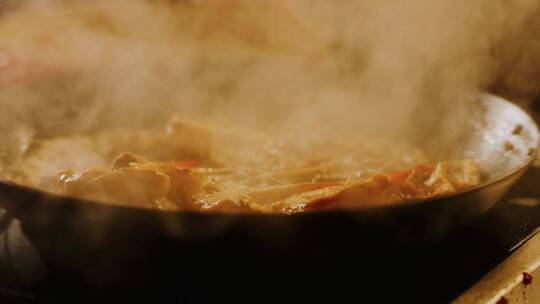烹饪大虾的特写镜头视频素材模板下载