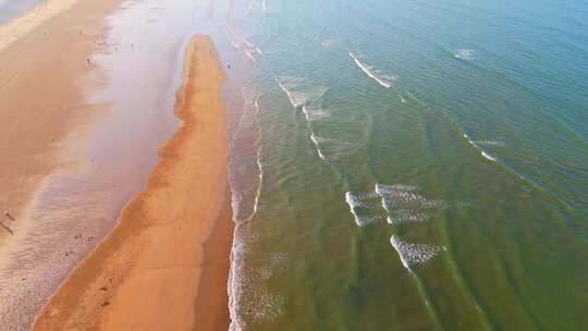 航拍大气磅礴海边海浪拍打沙滩自然风光