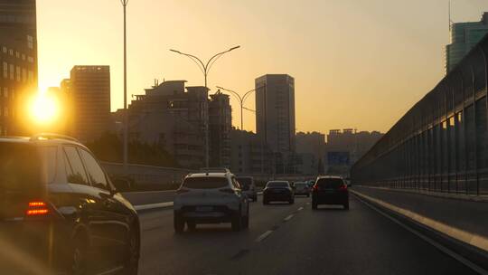 武汉高速路汽车在夕阳下行驶