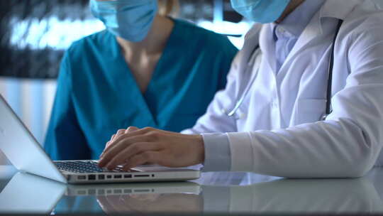 实验室工作人员在笔记本电脑上检查医学测试
