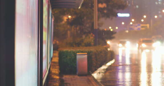 夜晚下雨雨景