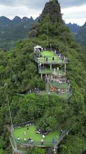 桂林兴坪相公山的观景平台游客风光