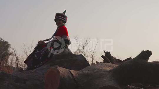 傍晚坐在枯树上看夕阳的石林阿诗玛彝族姑娘