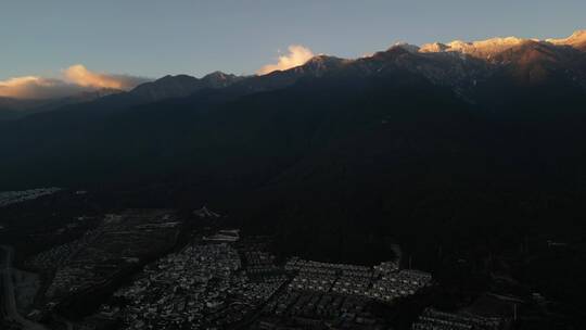 大理苍山日照金山风光