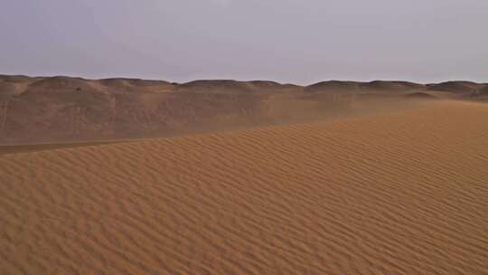 荒漠里的沙丘风吹沙动