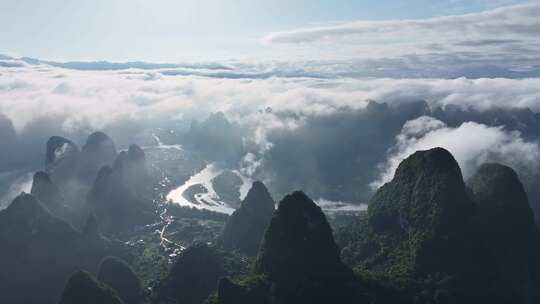 云海中的喀斯特山峰