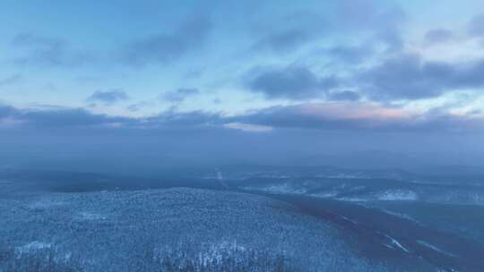 冻雾迷漫的大兴安岭林海雪原暮色