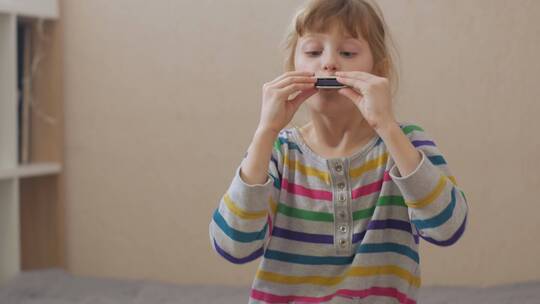 吹口琴的小女孩视频素材模板下载