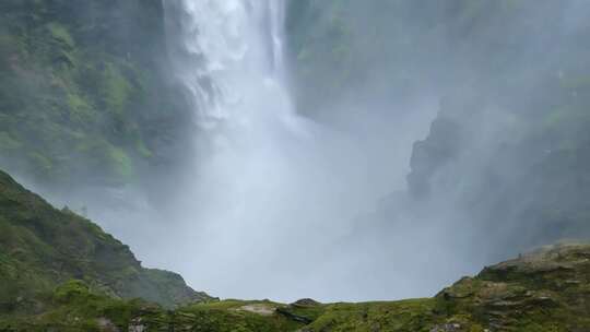 瀑布高悬 雾气氤氲 自然雄伟气魄